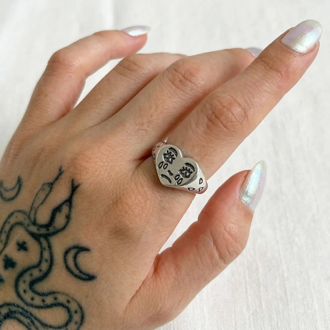 Moire Crying Heart Ring — Soft Chaos