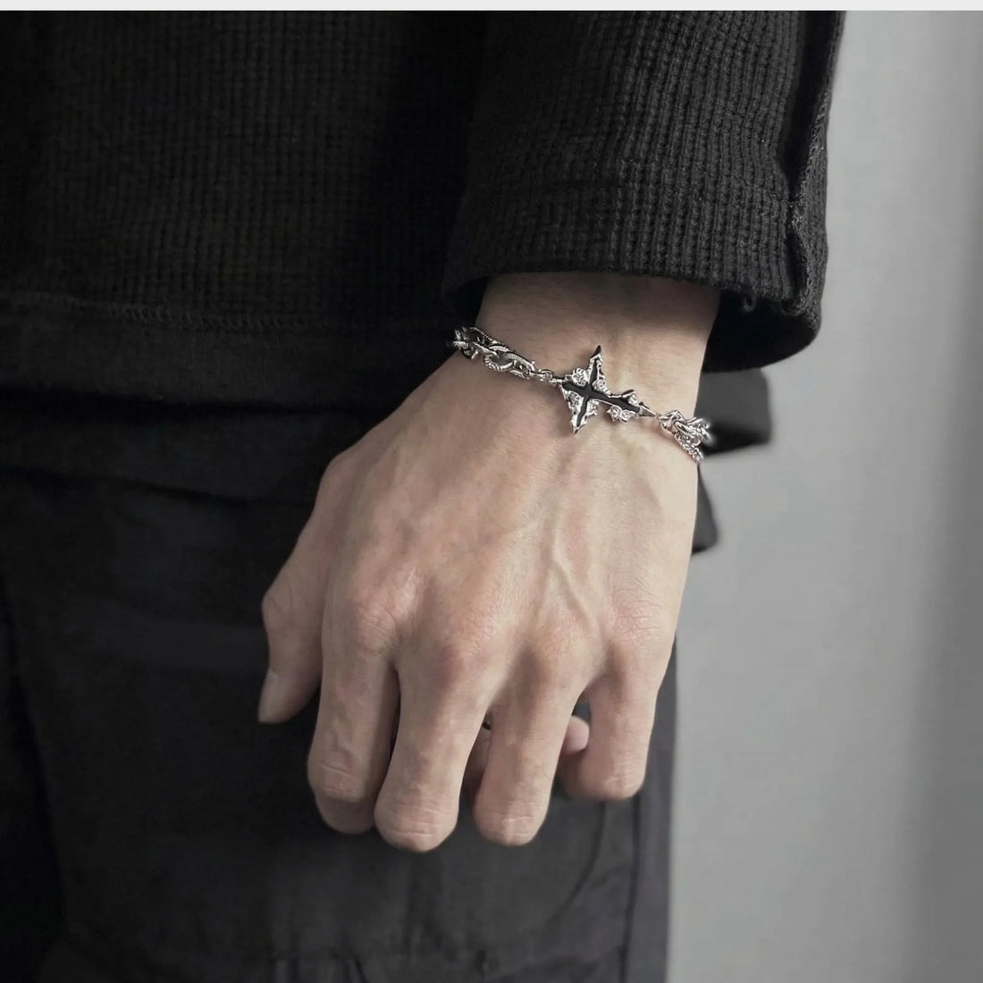 Bracelet en acier à croix sombre moiré